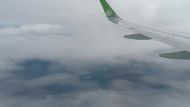 Avion descendant à travers les nuages avant l'atterrissage — Video