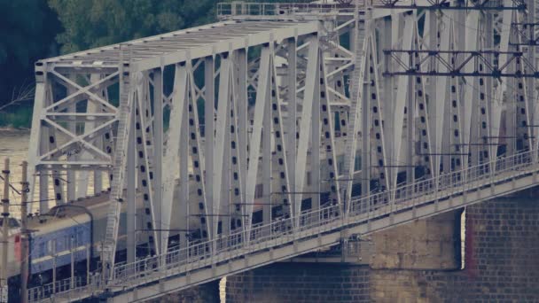 Tåg på bron över floden Ob — Stockvideo