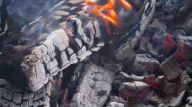 Izgarada smoldering kömürleri