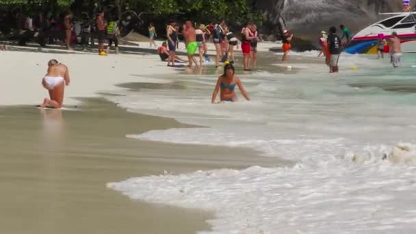 Wybrzeże, Tropikalna wyspa z turystami — Wideo stockowe