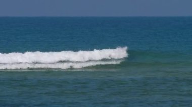 Gök mavisi dalgalar, manzara