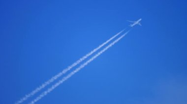 Uçak gökyüzünde beyaz bir iz bırakır.