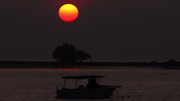 Red beautiful sunset on the sea — стоковое видео