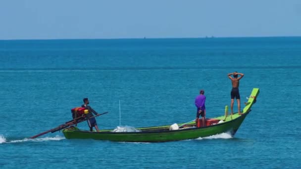 Рыбак на деревянной длиннохвостой лодке — стоковое видео