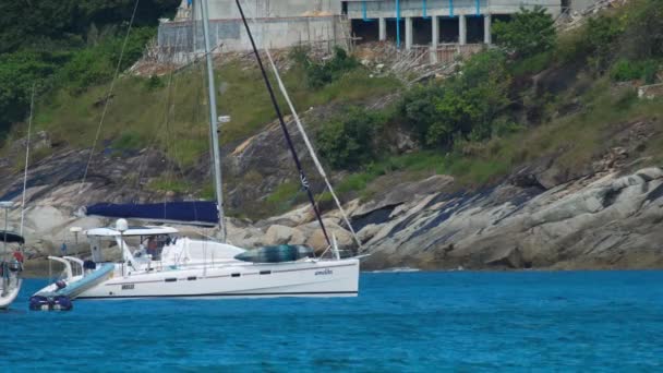 Yate de lujo cerca de la playa tropical — Vídeo de stock