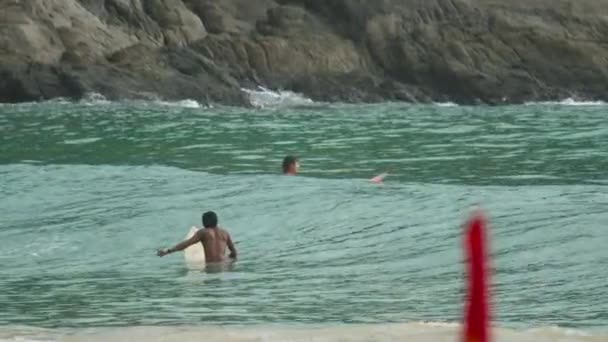 Los surfistas disfrutan de olas en la playa de Nai Harn, Phuket Tailandia — Vídeos de Stock