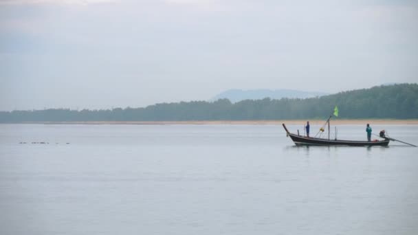 在木制长尾船上的渔夫 — 图库视频影像