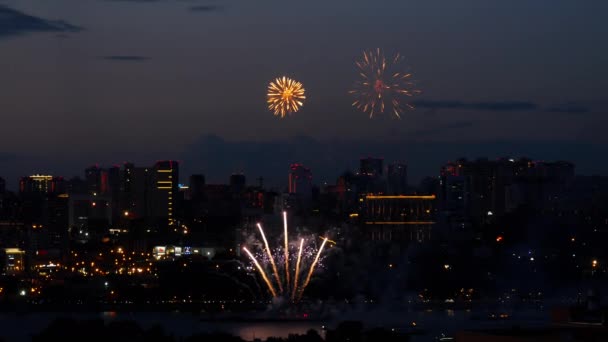 Феєрверк з міським пейзажем у сутінках — стокове відео