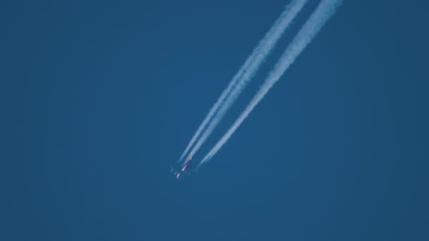 在蓝天的高空飞翔 — 图库视频影像