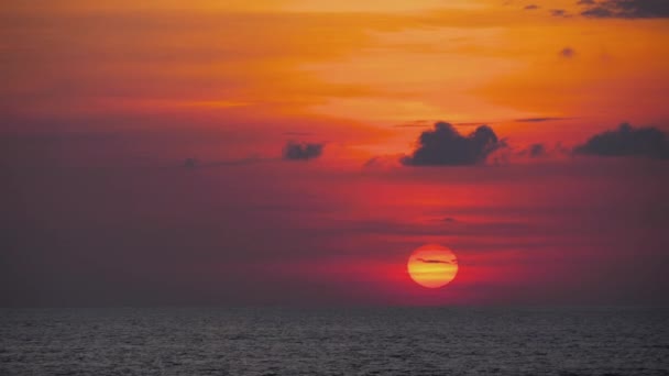 Όμορφο ηλιοβασίλεμα από κόκκινο ήλιο — Αρχείο Βίντεο
