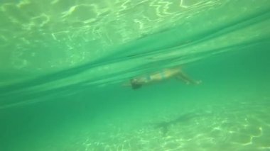 Turist deniz kenarında tatil yapıyor.