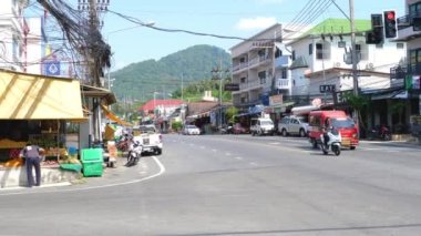 İnsanlar Phuket Town caddesinde yürüyor