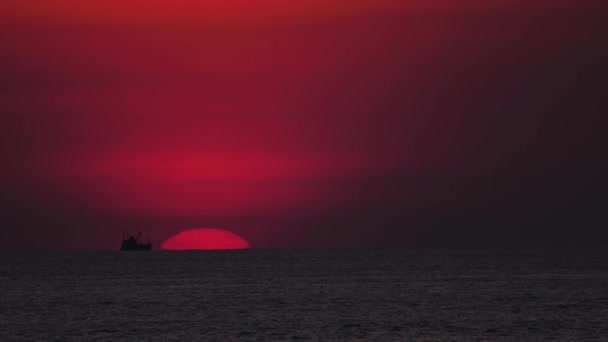 Coucher de soleil rouge épique dans l'océan — Video