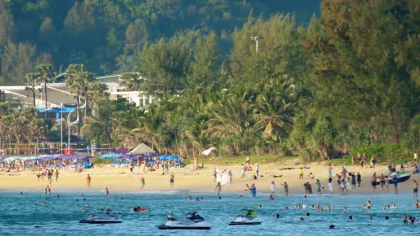 Οι άνθρωποι απολαμβάνουν την παραλία στο Πουκέτ, Ταϊλάνδη — Αρχείο Βίντεο