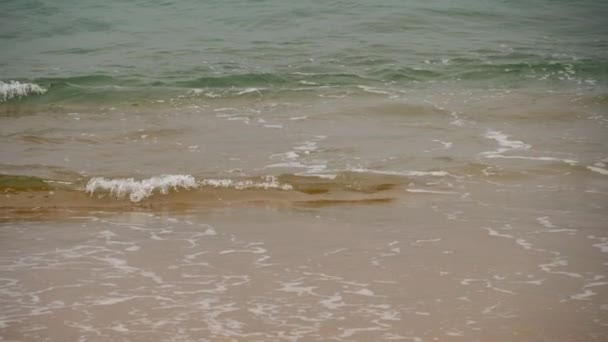 Волны разбиваются на пляже — стоковое видео