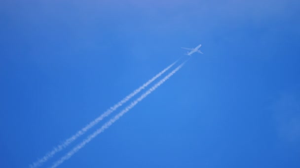 Avión volando entre las nubes — Vídeo de stock