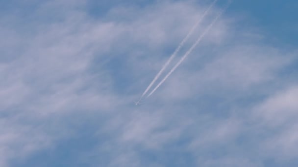 Λευκό περίγραμμα από ένα αεροπλάνο στον ουρανό — Αρχείο Βίντεο