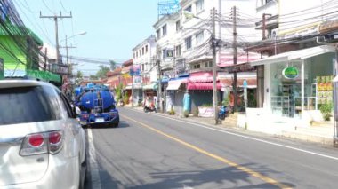 Phuket caddesinde turistler ve tatilciler