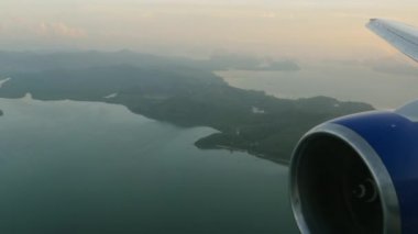 Gök mavisi Tayland denizinin üzerinden uç