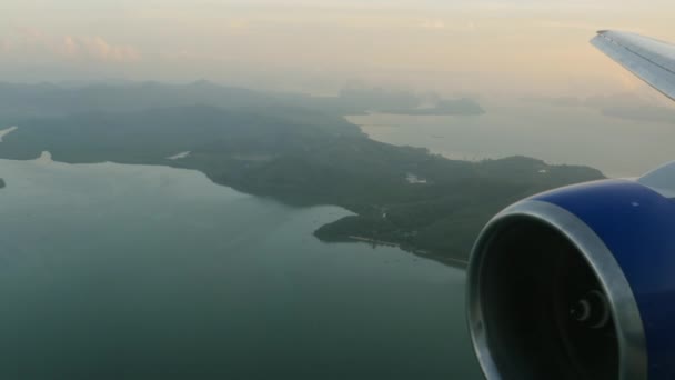 Летать над лазурным морем Таиланда — стоковое видео