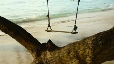 Okyanusta insanlar olmadan sallan.