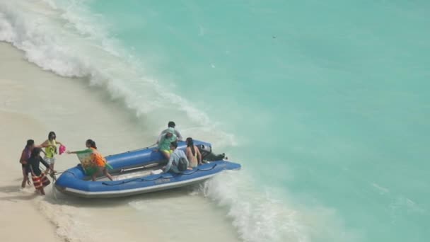 Opblaasbare boot vertrek van het strand Similan Islands — Stockvideo