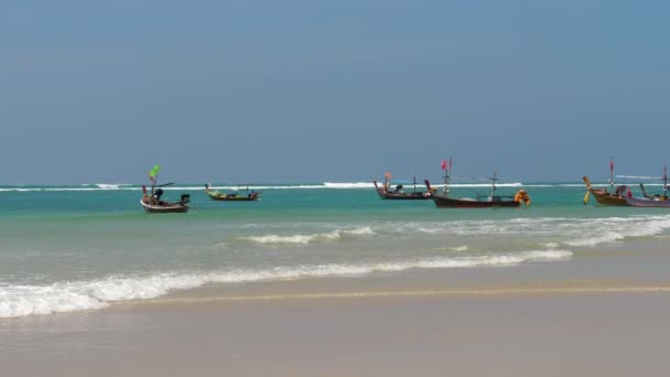 Barcos pesqueros de cola larga en la playa — Vídeo de stock