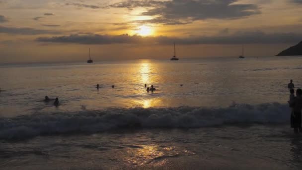 Solnedgang på Nai Harn stranden – Stock-video