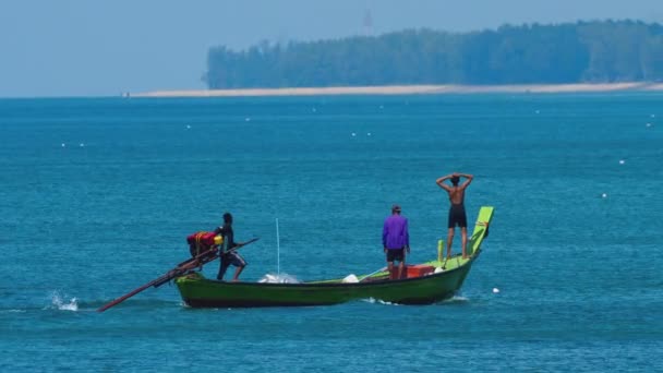 Pescador en un barco de cola larga de madera — Vídeo de stock