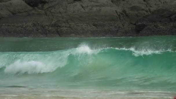 Bella onda sulla spiaggia di Nai Harn — Video Stock