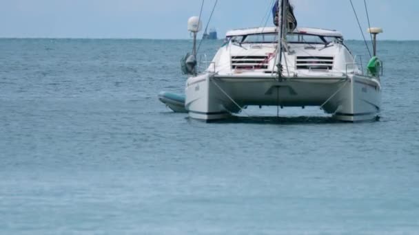 Yacht de luxe près de la plage tropicale — Video
