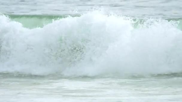 Nai Harn sahilinde güzel bir dalga. — Stok video