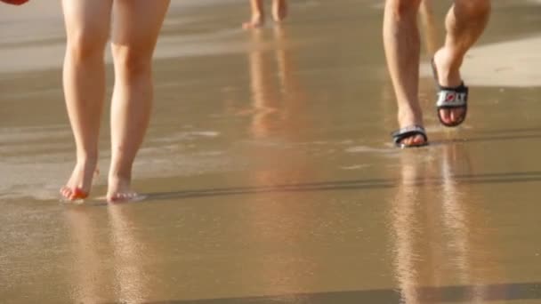 Pies femeninos en la playa — Vídeo de stock