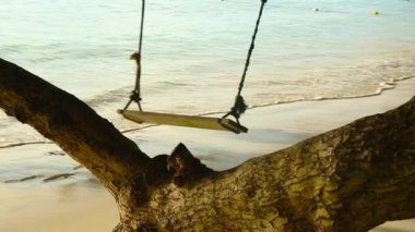 Okyanusta insanlar olmadan sallan.