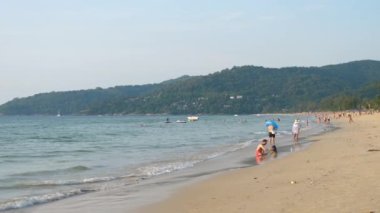 İnsanlar sahilde turist.