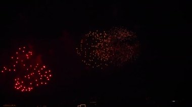 Gece gökyüzünde neşeli havai fişekler