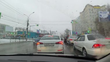 Yağmurda trafik sıkışık.