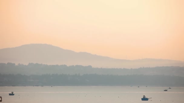 Рыбаки Вьетнама на лодках — стоковое видео