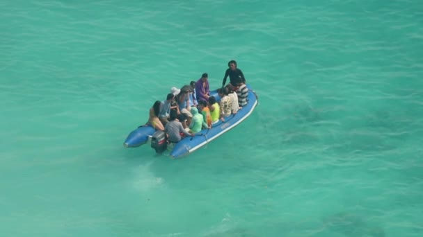 Toeristen in een opblaasbare boot — Stockvideo