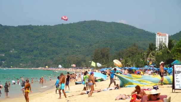 人々はタイの海岸に休む — ストック動画