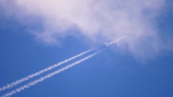 Jet trail in the sky overhead — Vídeos de Stock