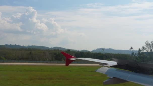 Vista del ala del avión en la pista — Vídeo de stock