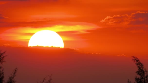 Яскраве сонце на червоному заході сонця — стокове відео