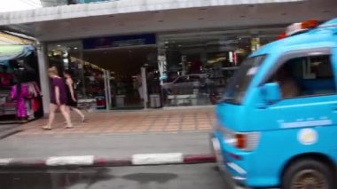 İnsanlar Tayland 'a gidiyor.