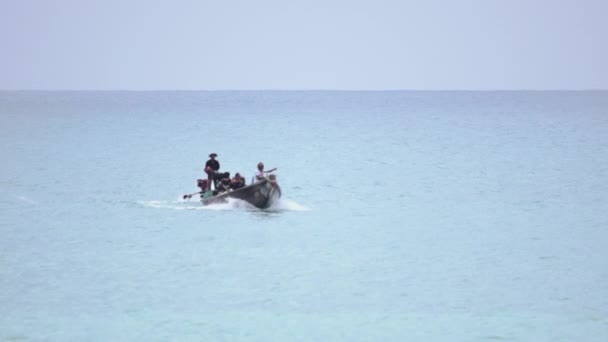 Uchodźcy pływający łodzią — Wideo stockowe