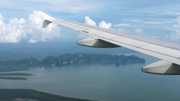 Flugzeug fliegt über den Ozean — Stockvideo