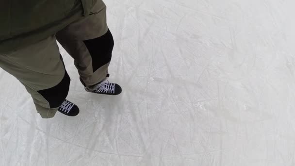 Hombre patinaje sobre hielo en invierno — Vídeo de stock