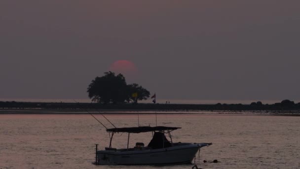 Coucher de soleil sur la mer, yacht au premier plan — Video