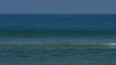 Panorama mavi okyanusu ve dalgaları