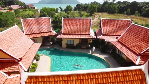 Swimming pool in Phuket hotel, top view — Vídeo de Stock